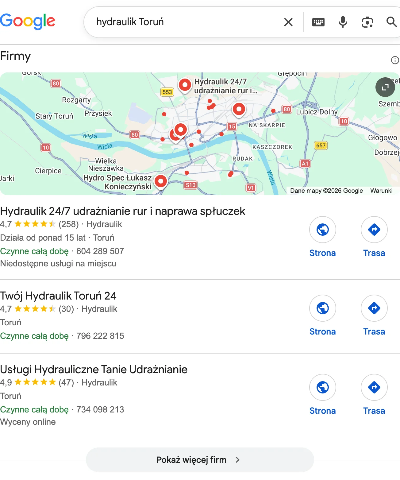 Wyniki Google dla zapytania „hydraulik Toruń”: mapa Torunia z pinezkami firm, pod nią trzy wizytówki z ocenami 4,7, 4,7 i 4,9, godzinami, telefonem oraz przyciskami Strona i Trasa
