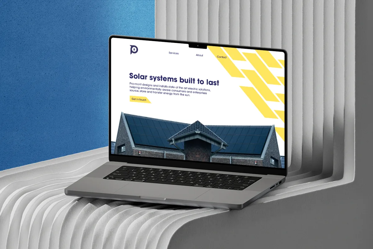 Strona Pro-Mont o instalacjach fotowoltaicznych otwarta na MacBooku